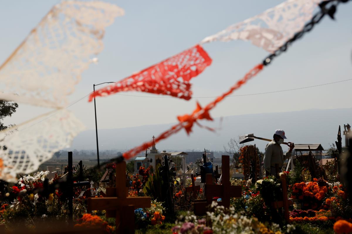 В Мексике крупную партию наркотиков нашли на кладбище \ фото REUTERS В Мексике крупную партию наркотиков нашли на кладбище \ фото REUTERS