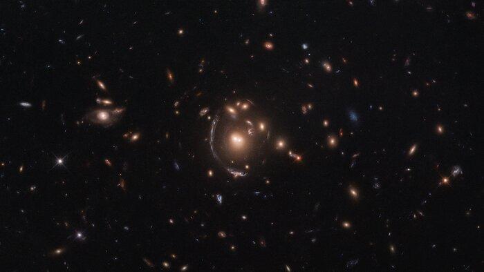 Галактика LRG-3-817 видно на знімку у вигляді дуги / фото ESA / Hubble & NASA, S. Allam Галактика LRG-3-817 видно на знімку у вигляді дуги / фото ESA / Hubble & NASA, S. Allam