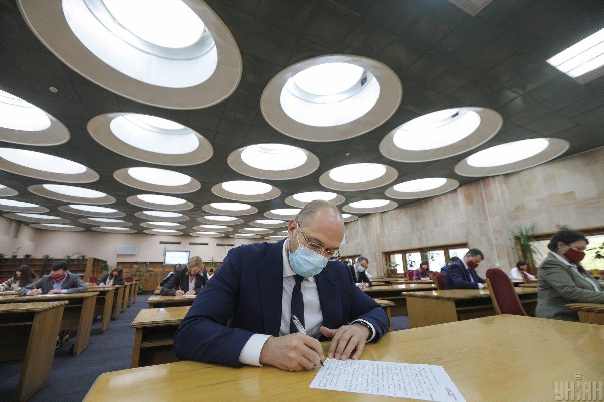 Прем'єр-міністр Денис Шмигаль також написав радіодиктант / фото УНІАН
