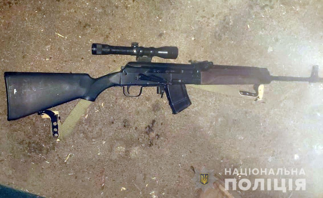 В процесі з’ясування стосунків чоловік зробив кілька пострілів з мисливського карабіна «Сайга» / фото поліція В процесі з’ясування стосунків чоловік зробив кілька пострілів з мисливського карабіна «Сайга» / фото поліція