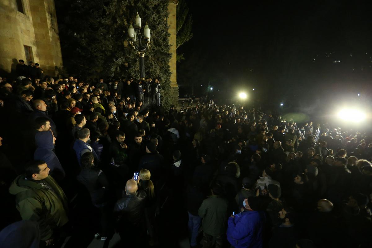 Протестувальники біля будівлі парламенту Вірменії в Єревані / фото REUTERS Протестувальники біля будівлі парламенту Вірменії в Єревані / фото REUTERS