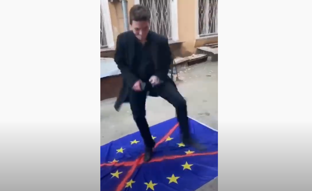 Молодики станцювали на прапорі ЄС / скріншот з відео