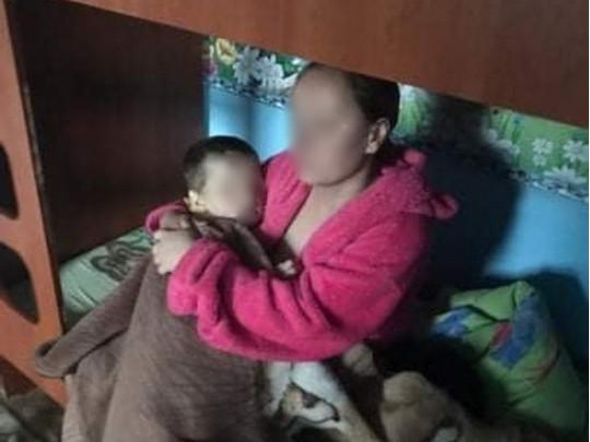 Жінка укутала тіло дитини і просиділа так всю ніч / фото "Факти" Жінка укутала тіло дитини і просиділа так всю ніч / фото "Факти"