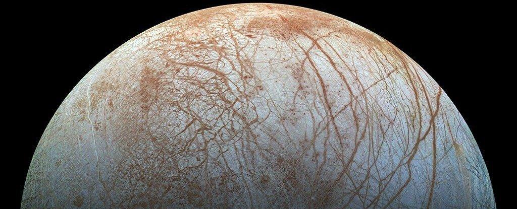Спутник Европа светится в темноте из-за радиации / фото NASA Спутник Европа светится в темноте из-за радиации / фото NASA