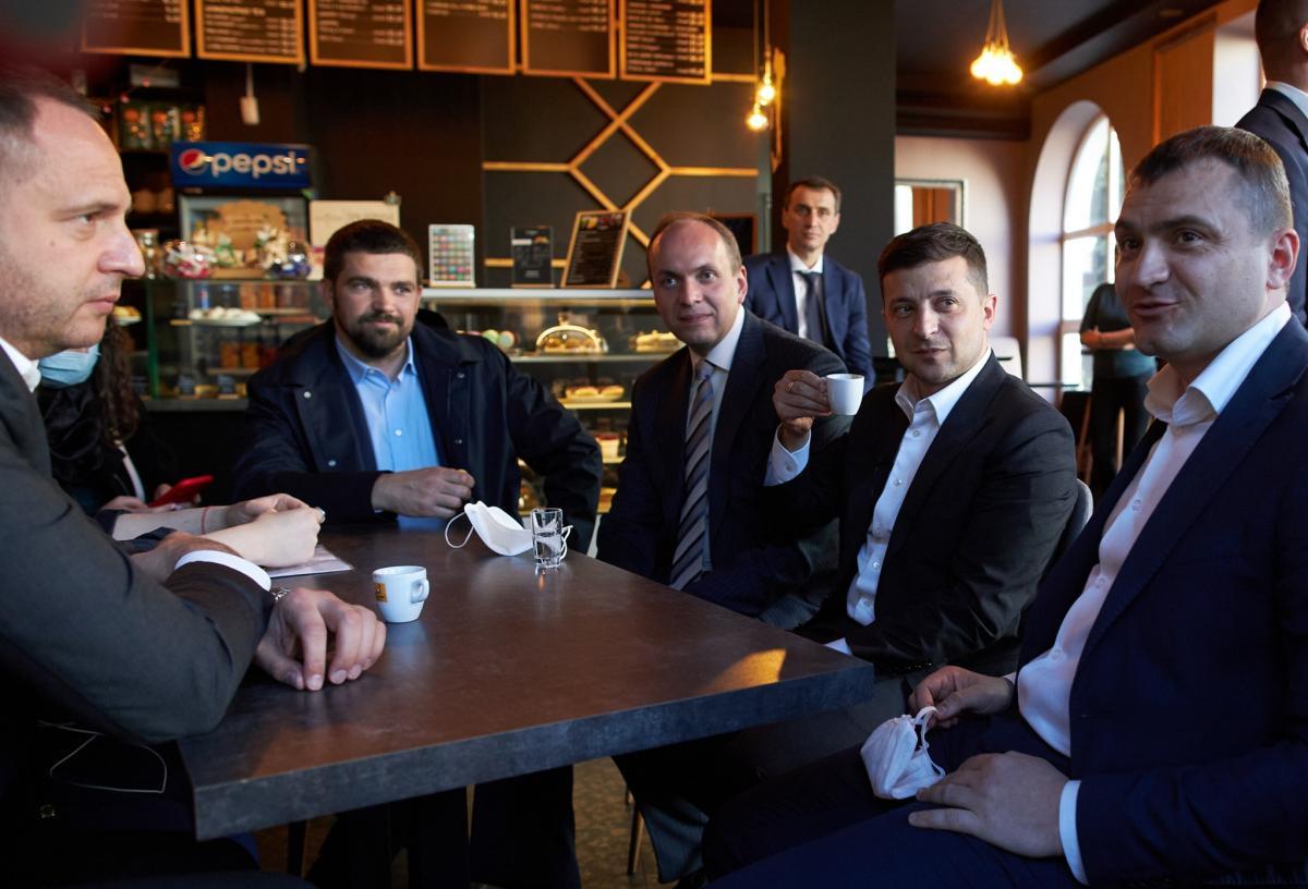 У червні президент відвідав кафе у Києві / фото facebook.com/president.gov.ua У червні президент відвідав кафе у Києві / фото facebook.com/president.gov.ua