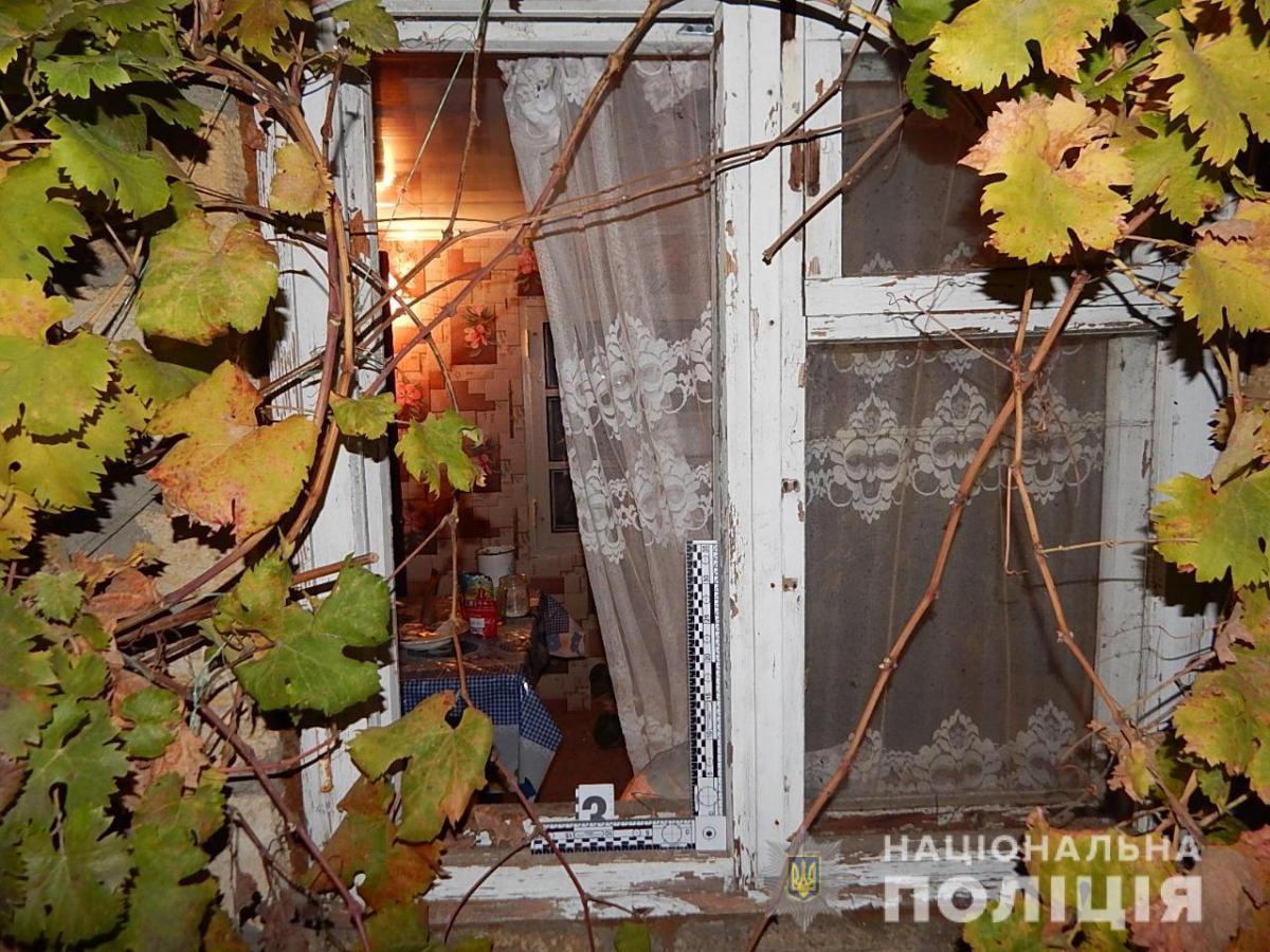 Парня, который нанес родителям многочисленные ножевые ранения, задержали / фото полиция Одесской области Парня, который нанес родителям многочисленные ножевые ранения, задержали / фото полиция Одесской области