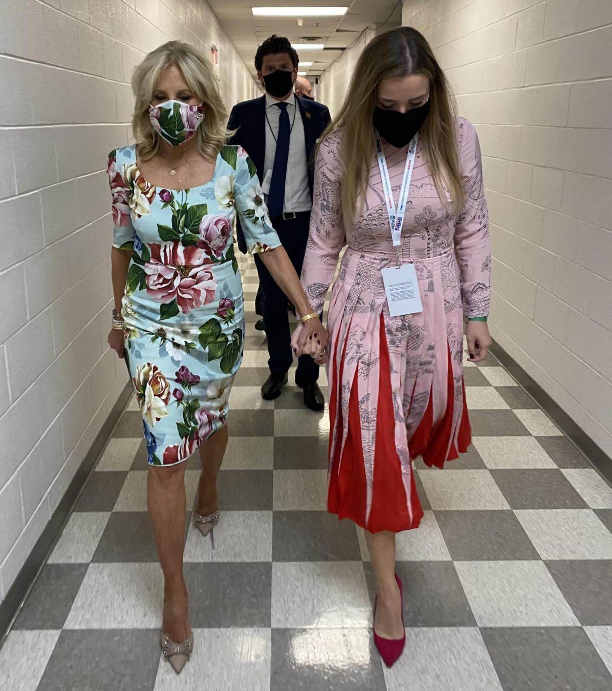 Джилл Байден в брендовом платье / фото twitter.com/DrBiden Джилл Байден в брендовом платье / фото twitter.com/DrBiden