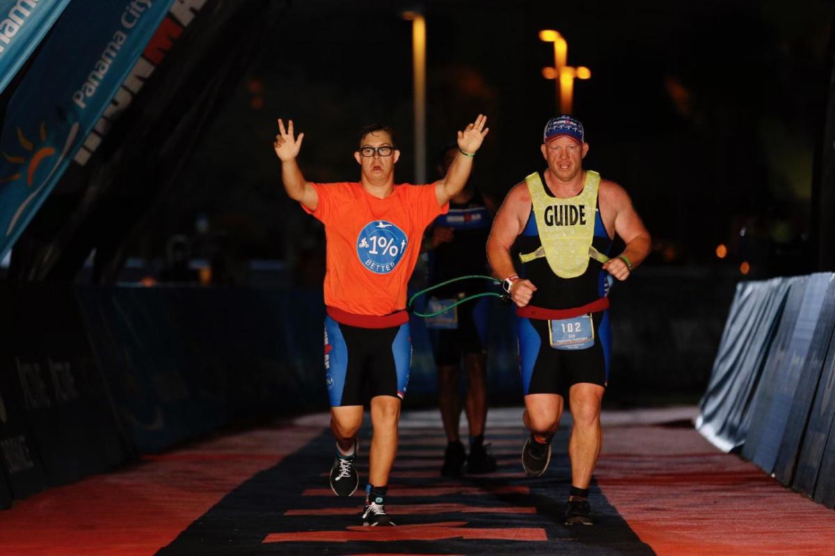 Кріс Нікіч зі своїм тренером / https://twitter.com/IRONMANtri Кріс Нікіч зі своїм тренером / https://twitter.com/IRONMANtri