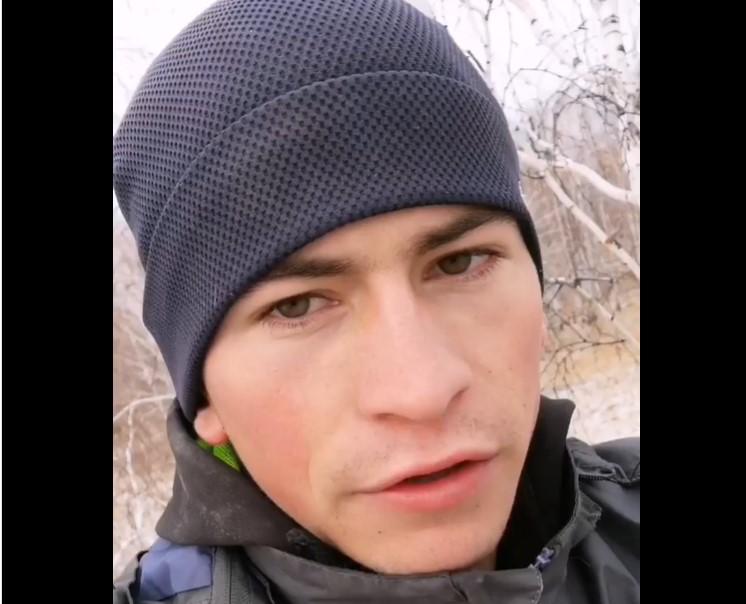 Омський студент змушений ловити швидкісний інтернет на дереві заради пар у Zoom / скріншот з відео Омський студент змушений ловити швидкісний інтернет на дереві заради пар у Zoom / скріншот з відео