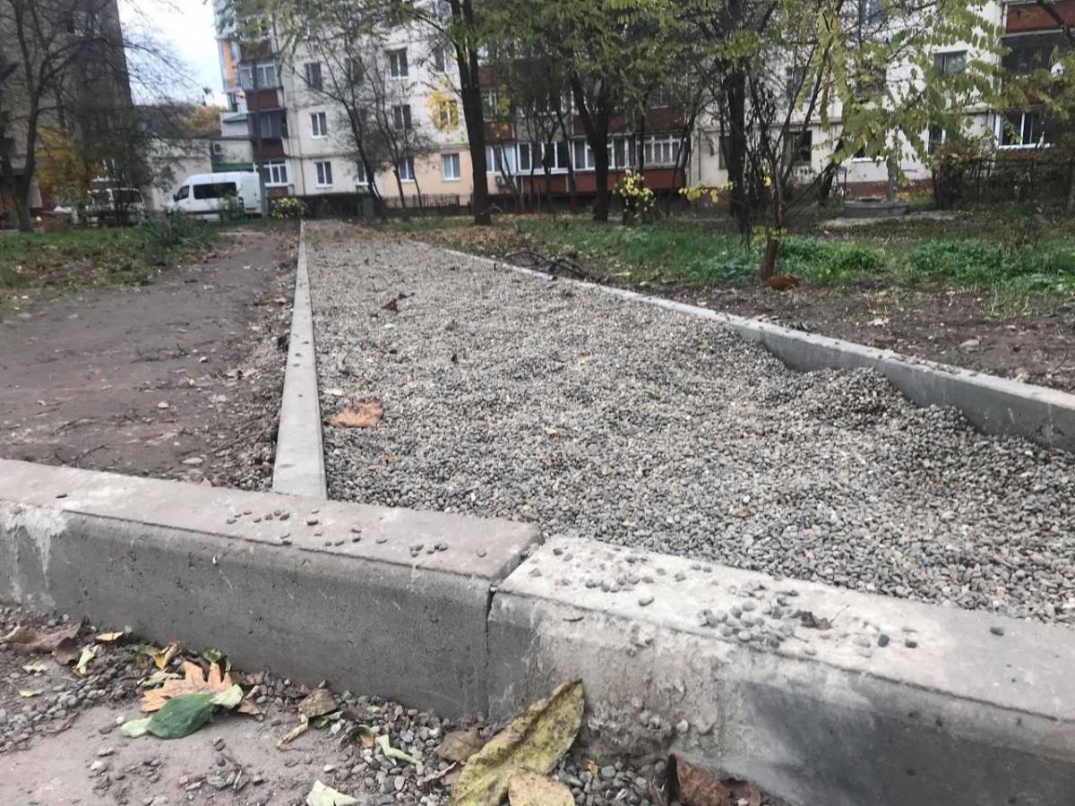 У Чернівцях кандидат у депутати образився на виборців: немає голосів - немає нового тротуару (фото) У Чернівцях кандидат у депутати образився на виборців: немає голосів - немає нового тротуару (фото)