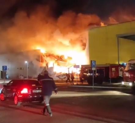 На кадрах видно великий стовп вогню і диму / скріншот з відео На кадрах видно великий стовп вогню і диму / скріншот з відео