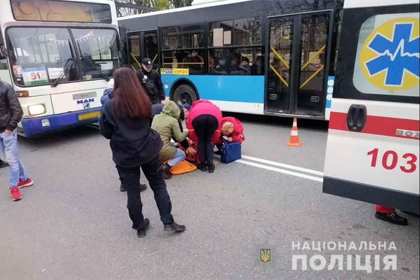 У Хмельницькому автобус збив двох дітей / фото facebook.com/mvs.gov.ua У Хмельницькому автобус збив двох дітей / фото facebook.com/mvs.gov.ua
