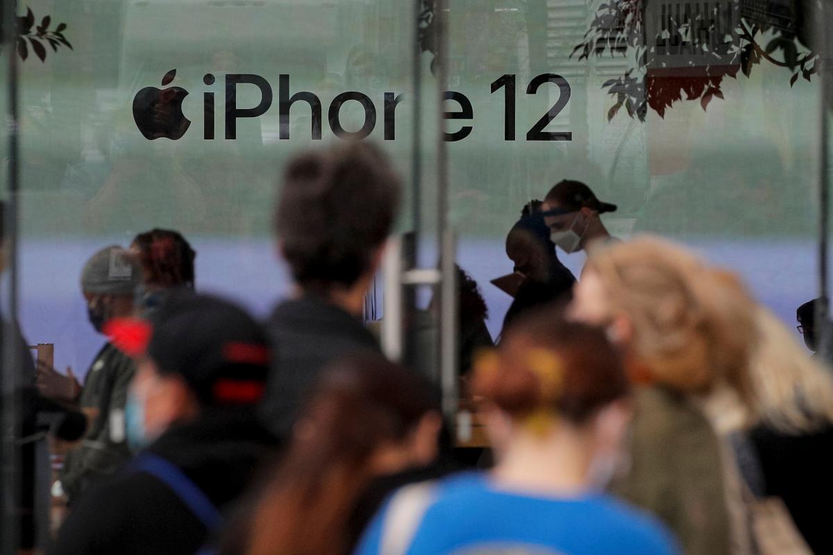 В Украине iPhone 12 выходbт на неделю позже официального старта продаж / REUTERS В Украине iPhone 12 выходbт на неделю позже официального старта продаж / REUTERS