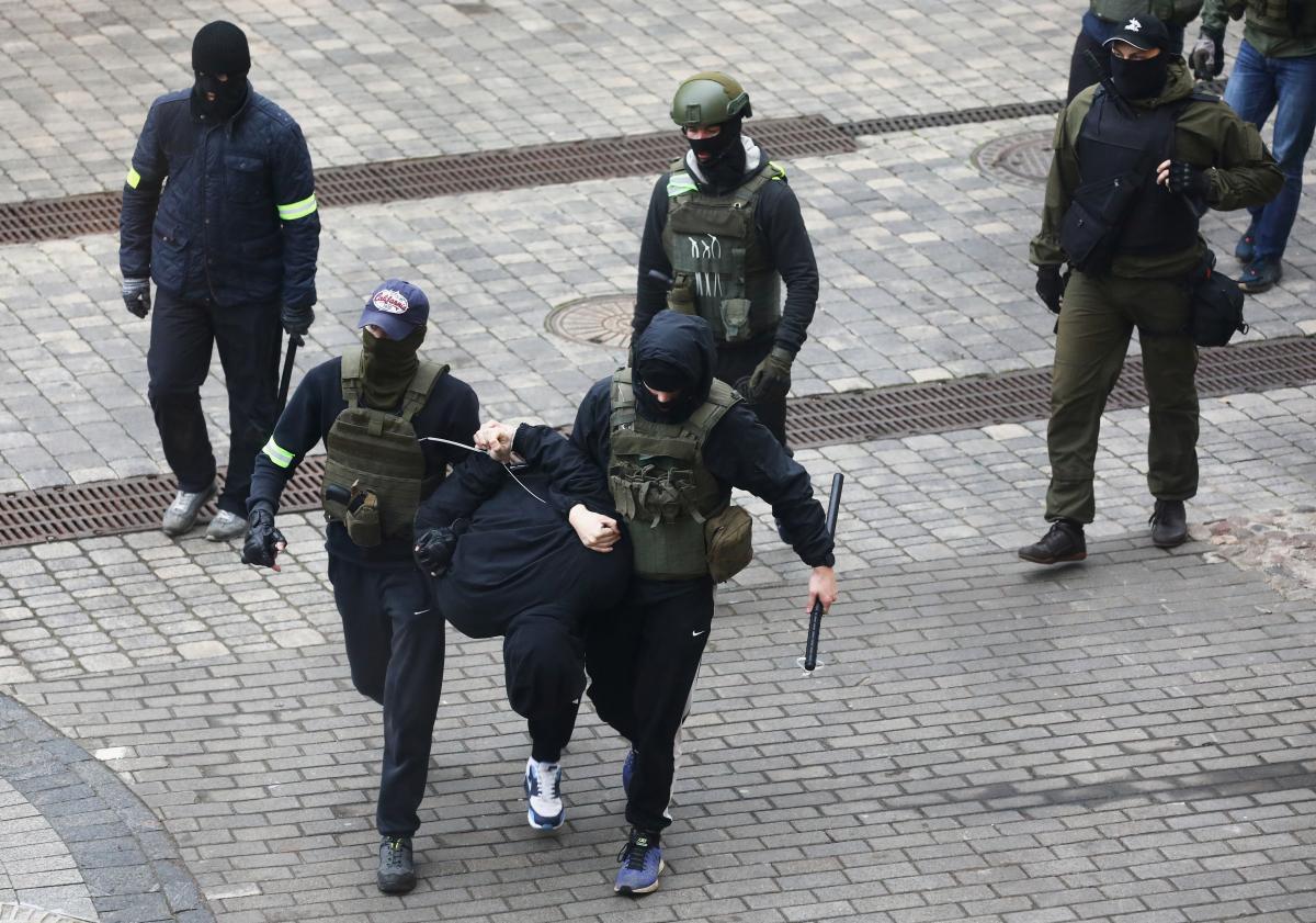 Белорусы подали в органы 4 тысячи заявлений о насилии со стороны силовиков / REUTERS Белорусы подали в органы 4 тысячи заявлений о насилии со стороны силовиков / REUTERS