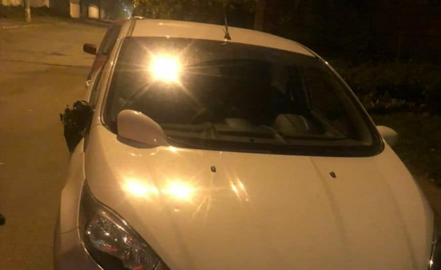 Хулігани відривали дзеркала у авто / фото facebook.com/kyivpatrol Хулігани відривали дзеркала у авто / фото facebook.com/kyivpatrol