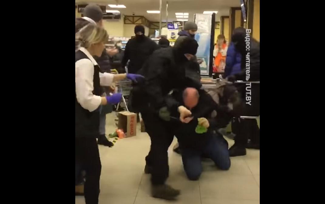Задержание сопровождается криками посетителей магазинов / скриншот из видео Задержание сопровождается криками посетителей магазинов / скриншот из видео