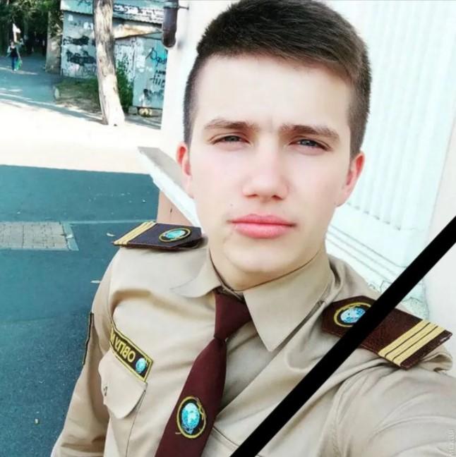 Всі ці роки, після трагедії, хлопця виховувала бабуся / фото з особистого архіву загиблого Всі ці роки, після трагедії, хлопця виховувала бабуся / фото з особистого архіву загиблого