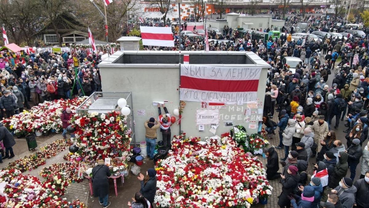 Свою вину (участие в митинге и сопротивление милиции) девушка не признаёт / фото НЕХТА Live Свою вину (участие в митинге и сопротивление милиции) девушка не признаёт / фото НЕХТА Live
