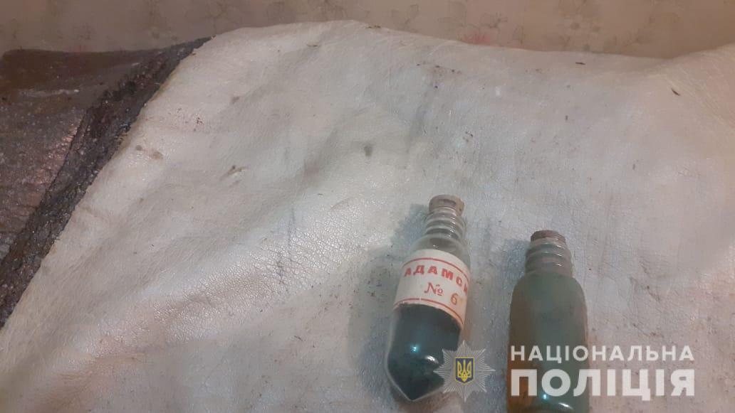Полиция нашла в харьковской школе боевой яд / Нацполиция Полиция нашла в харьковской школе боевой яд / Нацполиция
