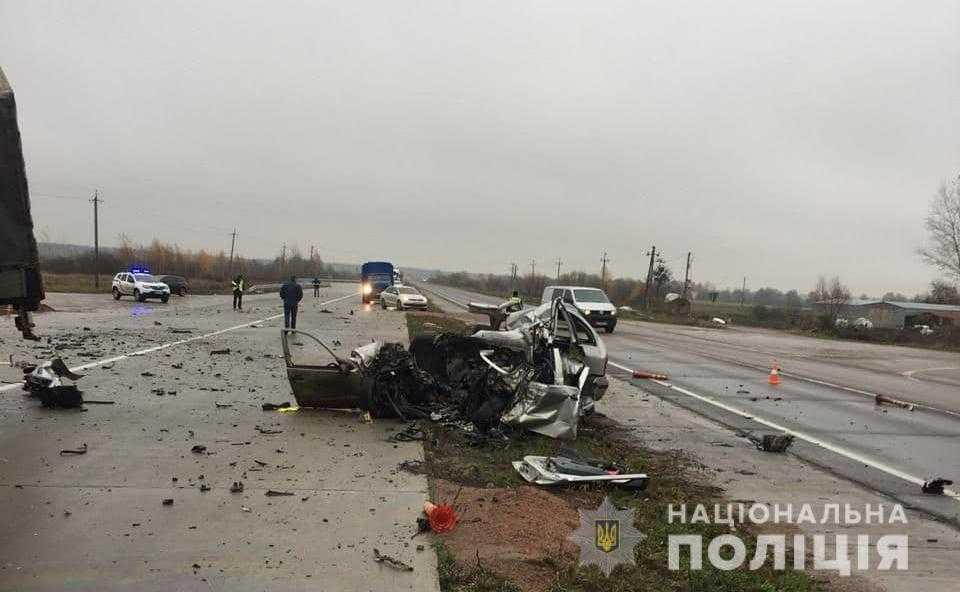 На Житомирщині Skoda влетіла у фуру: троє загиблих (фото) На Житомирщині Skoda влетіла у фуру: троє загиблих (фото)