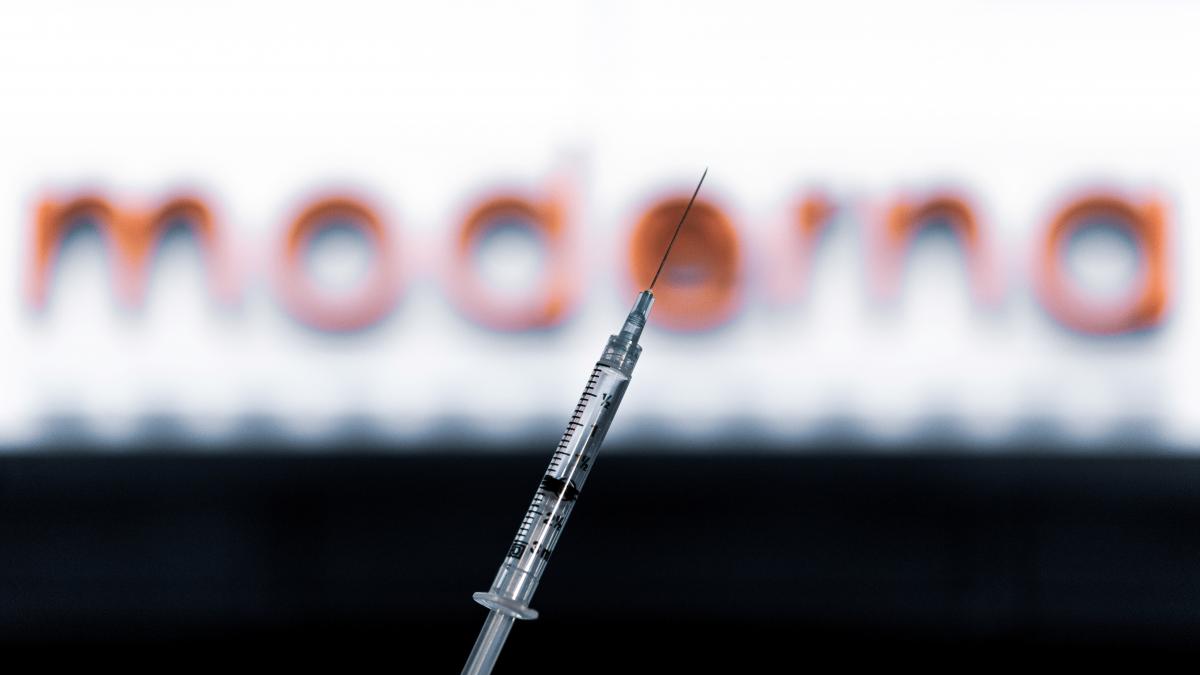 Вакцина с эффективностью на уровне 95% может спасти сотни тысяч жизней / REUTERS