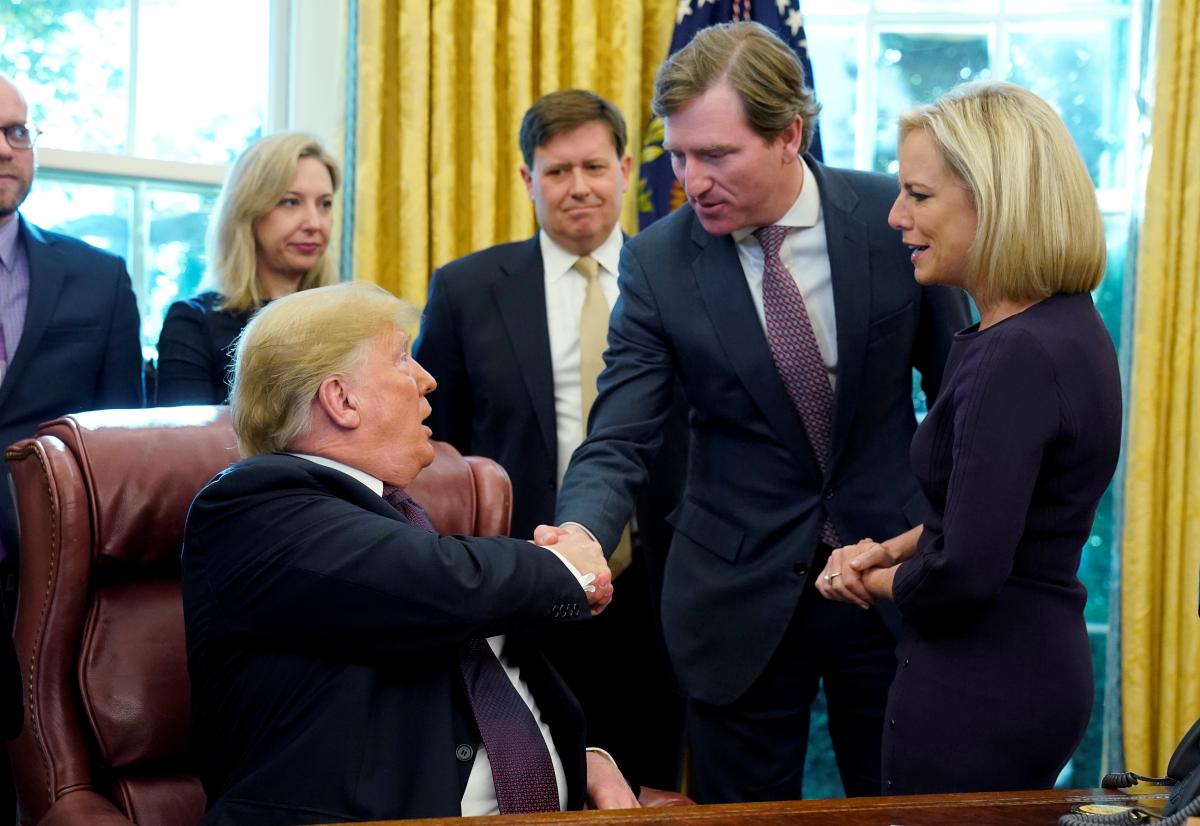 Дональд Трамп жмет руку Крису Кребсу 16 ноября 2018 года / фото REUTERS Дональд Трамп жмет руку Крису Кребсу 16 ноября 2018 года / фото REUTERS