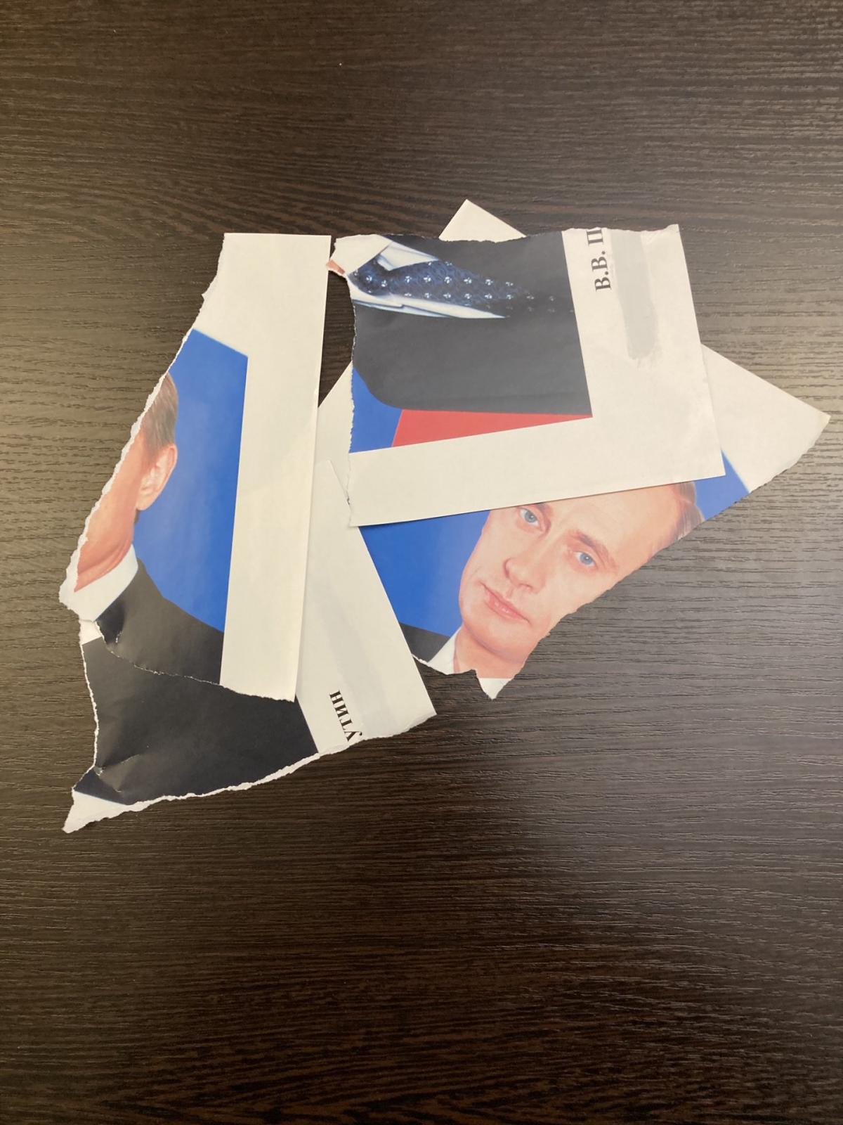 В культурной столице РФ порвали портрет Путина / фото Никита Юферев, Twitter