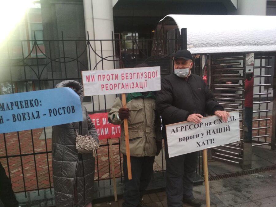 Студенти та викладачі Державного податкового університету виступили проти реорганізації та захоплення земель вишу Студенти та викладачі Державного податкового університету виступили проти реорганізації та захоплення земель вишу
