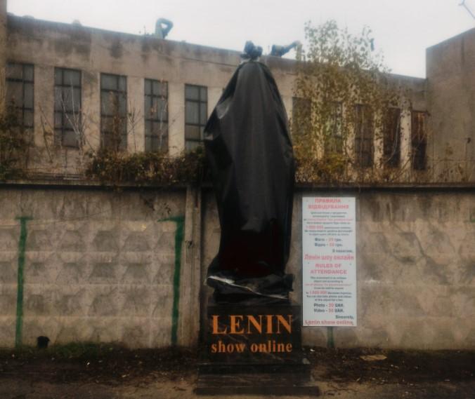 Напис на монументі говорить: "Ленін шоу онлайн" / фото Олег Черниш / Facebook Напис на монументі говорить: "Ленін шоу онлайн" / фото Олег Черниш / Facebook