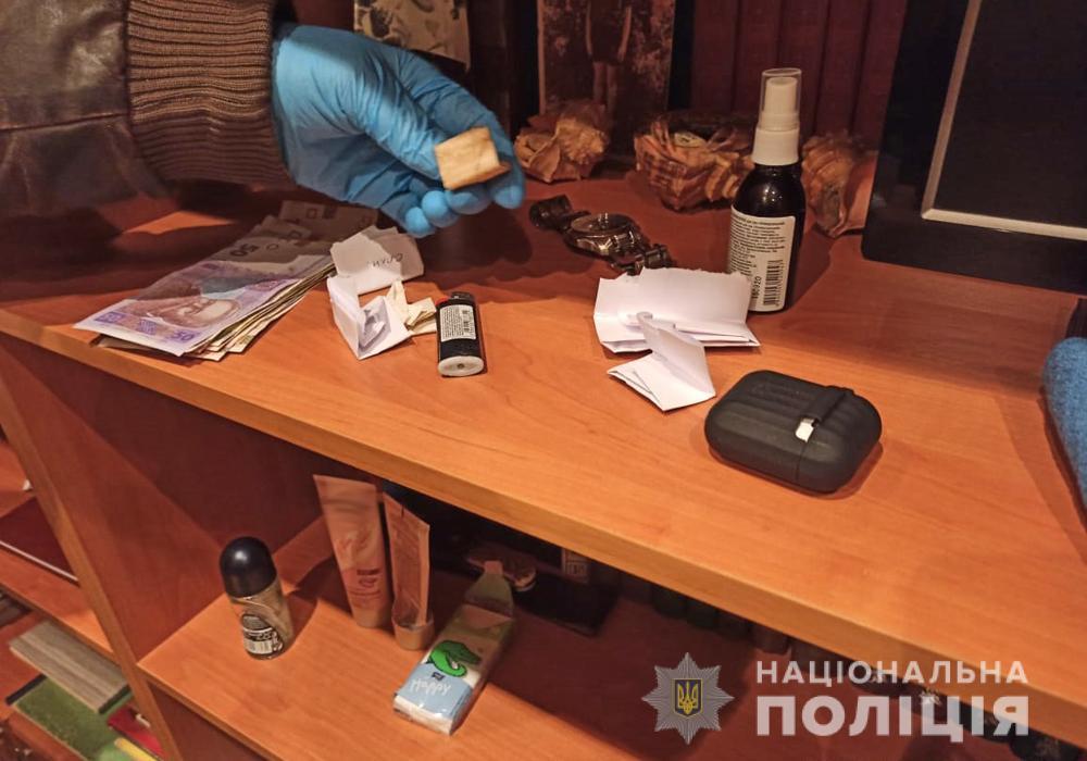 Правоохоронці затримали підозрюваного / фото ГУ НП в Житомирській області Правоохоронці затримали підозрюваного / фото ГУ НП в Житомирській області