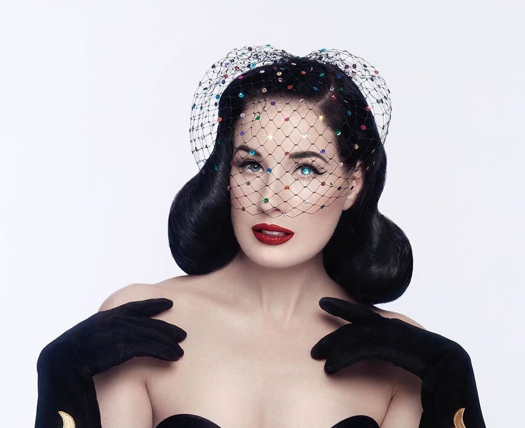 Діта виступає в стилі бурлеск / instagram.com/ditavonteese Діта виступає в стилі бурлеск / instagram.com/ditavonteese