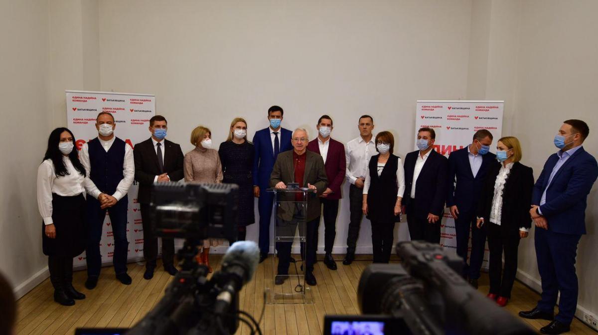 Столичная 'Батькивщина' представила новоизбранных депутатов и рассказала о планах работы в Киеве Столичная 'Батькивщина' представила новоизбранных депутатов и рассказала о планах работы в Киеве