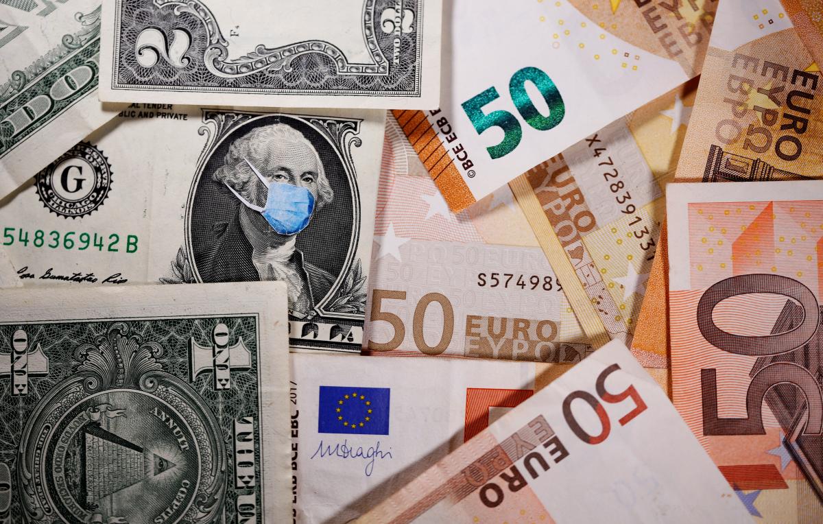 Эксперт советует хранить деньги в трех валютах / фото REUTERS
