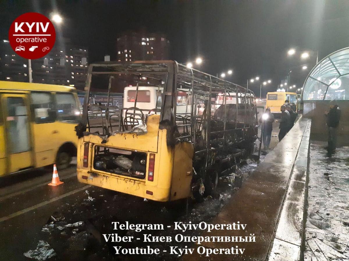 У Києві поблизу станції метро "Академмістечко" згоріла маршрутка / фото t.me/KyivOperativ У Києві поблизу станції метро "Академмістечко" згоріла маршрутка / фото t.me/KyivOperativ