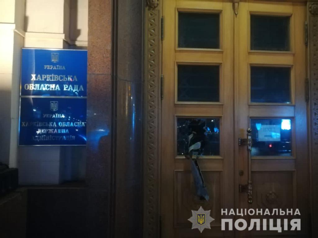 В Харькове парень "напал" на облсовет / Нацполиция В Харькове парень "напал" на облсовет / Нацполиция
