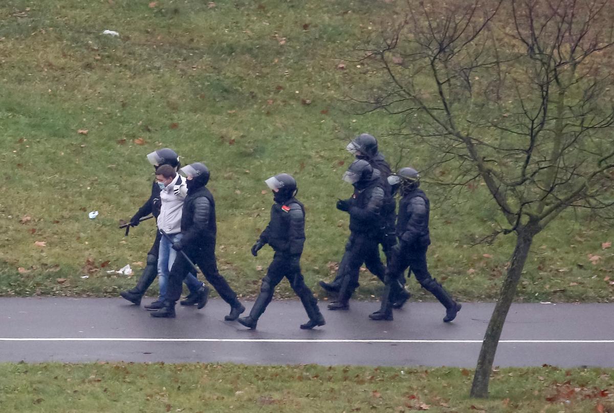 Затримання проходять з моменту публікації інформації про невдалий штурм КДБ квартири в Мінську / фото REUTERS Затримання проходять з моменту публікації інформації про невдалий штурм КДБ квартири в Мінську / фото REUTERS