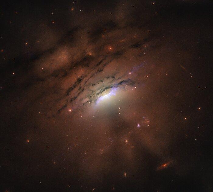 Галактика IC 5063 отбрасывает странные тени / фото ASA, ESA, and W.P. Maksym Галактика IC 5063 отбрасывает странные тени / фото ASA, ESA, and W.P. Maksym