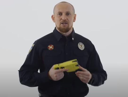 The patrol police chief showed how the stun gun works / screenshot