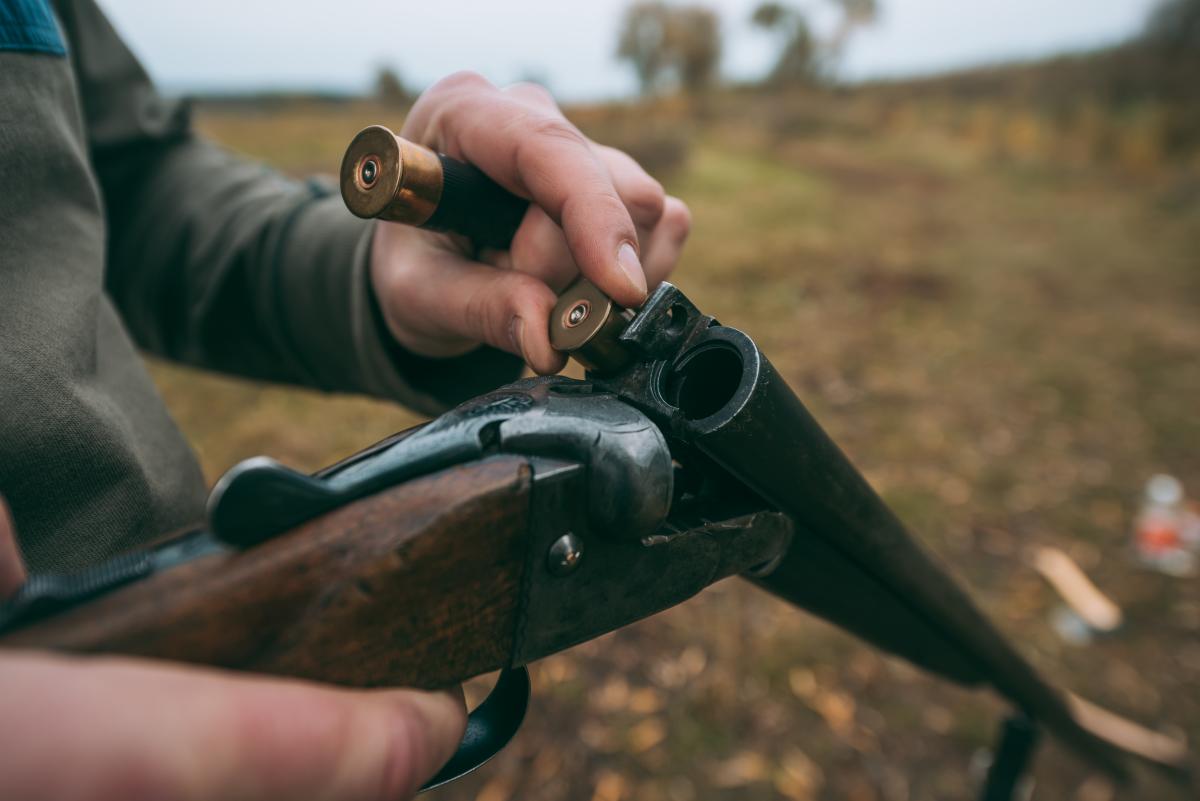 На Буковині під час обшуку чоловік відкрив вогонь по поліцейських та втік до лісу