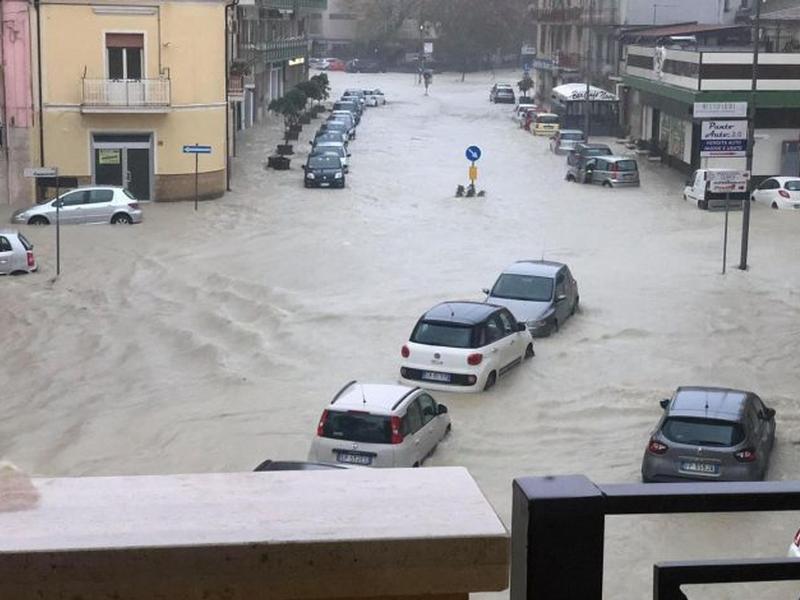 В Італії - сильна повінь через дощі / Фото: уряд Калабрії В Італії - сильна повінь через дощі / Фото: уряд Калабрії