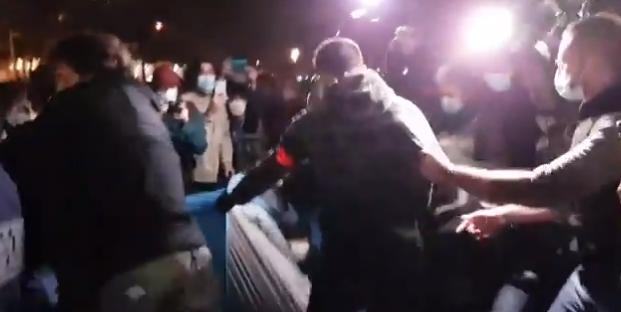 Згідно з даними неурядових організацій, на площі в той час перебували понад 450 мігрантів / Скріншот Згідно з даними неурядових організацій, на площі в той час перебували понад 450 мігрантів / Скріншот