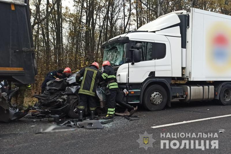 Аварія сталася на 545-му кілометрі автодороги «Стрий –Тернопіль – Кіровоград – Знам’янка» / фото ГУ Нацполіції у Черкаській області Аварія сталася на 545-му кілометрі автодороги «Стрий –Тернопіль – Кіровоград – Знам’янка» / фото ГУ Нацполіції у Черкаській області