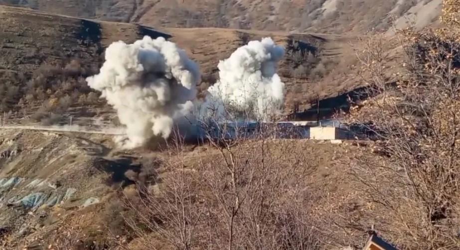 Військові підірвали будівлі перед тим, як покинути район / скріншот з відео Військові підірвали будівлі перед тим, як покинути район / скріншот з відео