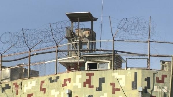 Влада підозрює, що легка вага тіла могла допомогти чоловікові перестрибнути паркан / фото Yonhap Влада підозрює, що легка вага тіла могла допомогти чоловікові перестрибнути паркан / фото Yonhap