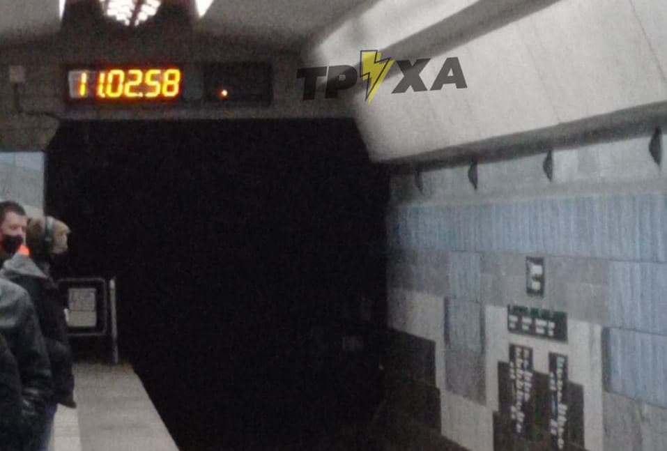 Дівчина впала на рейки / фото t.me/truexanews Дівчина впала на рейки / фото t.me/truexanews