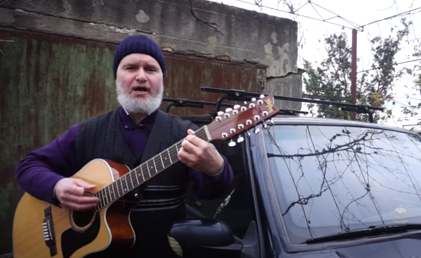 Священик написав пісню про дорогу / скріншот з відео Священик написав пісню про дорогу / скріншот з відео