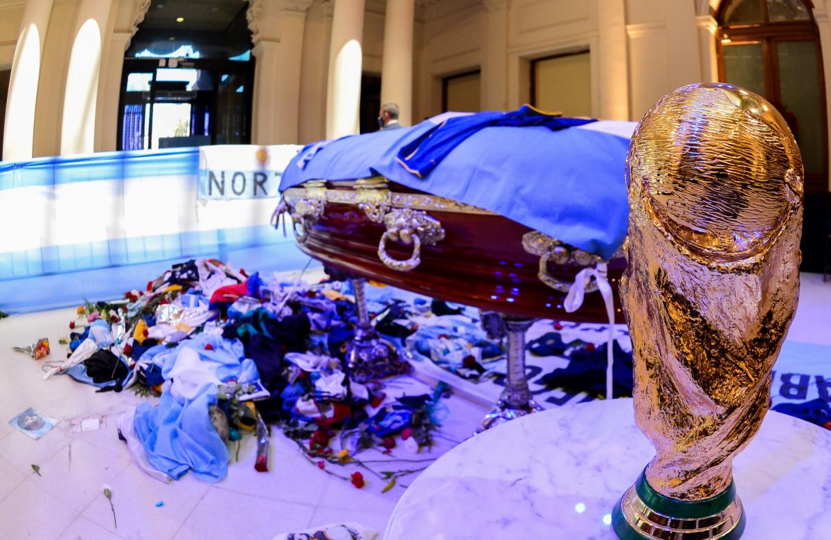 Кубок світу біля труни Дієго Марадони / фото REUTERS Кубок світу біля труни Дієго Марадони / фото REUTERS