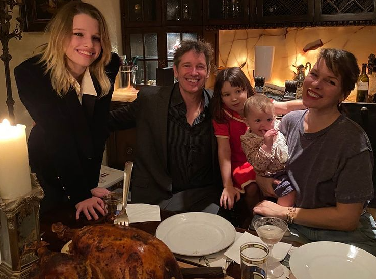 Йовович поделилась с фанатами семейным снимком \ instagram.com/millajovovich Йовович поделилась с фанатами семейным снимком \ instagram.com/millajovovich