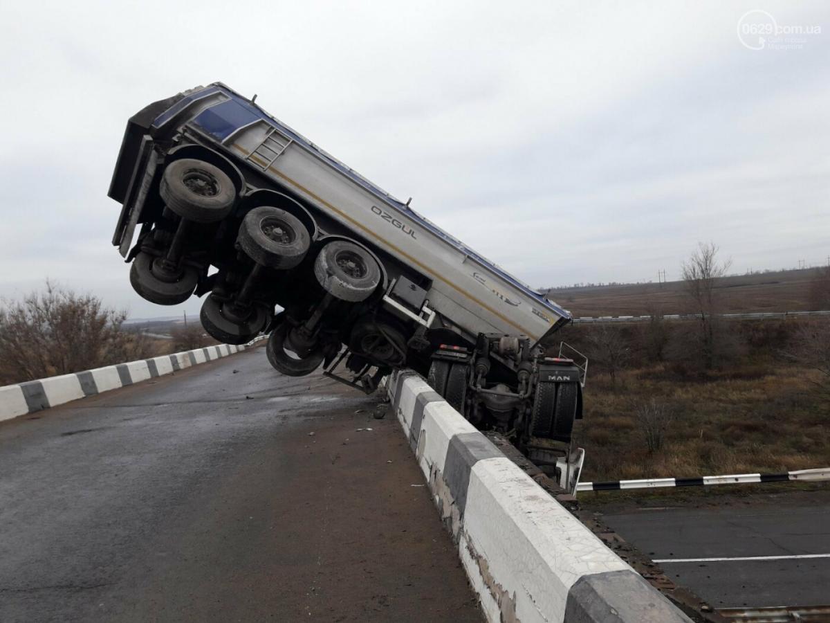 Машина слетела с моста