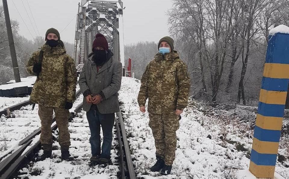 Іноземець жодних документів з собою не мав / фото ДПСУ Іноземець жодних документів з собою не мав / фото ДПСУ